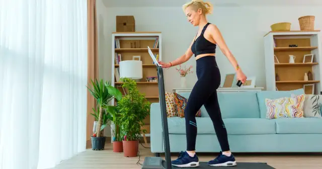 Jak biegać w domu bez bieżni i skutecznie spalać kalorie