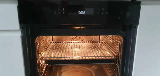 Jak wyczyścić piekarnik octem? Skuteczne metody na trudne plamy!