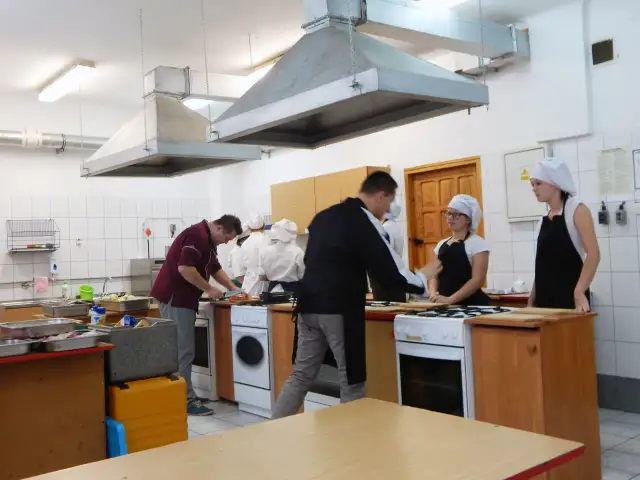 Zupa ogórkowa dla psa: czy to bezpieczne? Adrian Pawlak radzi