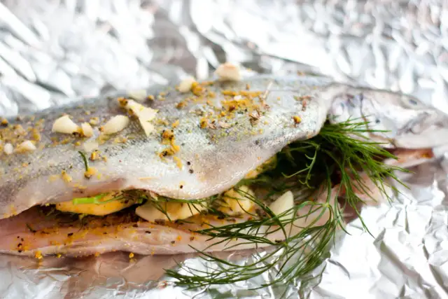 Jaką temperaturę wybrać do pieczenia pstrąga w piekarniku?