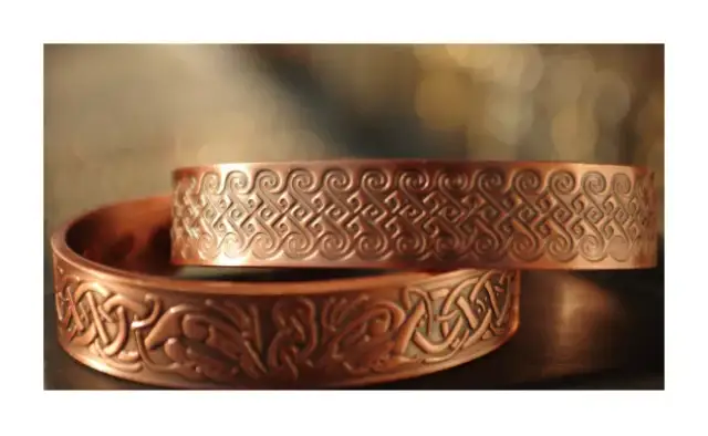 Miedziana bransoletka co leczy: odkryj jej niesamowite właściwości zdrowotne