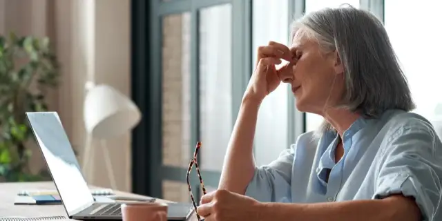 Syndrom suchego oka objawy - poznaj niepokojące symptomy i ich skutki