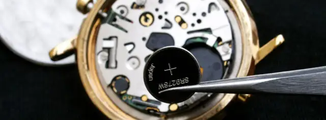 Jak wymienić baterię w zegarku? DIY vs Zegarmistrz: Koszty i ryzyka