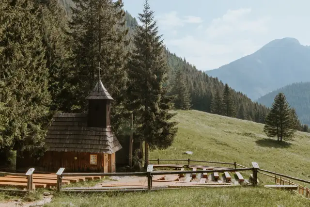 Aktualne godziny mszy świętych w Dolinie Chochołowskiej: plan nabożeństw 2024