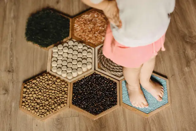 Panele sensoryczne dla dzieci – jak wspierają rozwój i naukę?