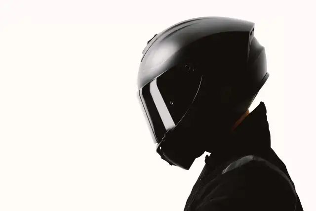 Czarny kask motocyklowy z przyciemnianą szybką. Zastanawiasz się, jaki kask motocyklowy wybrać? Ten model to stylowa i bezpieczna opcja.