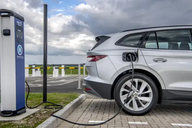 Ładowanie samochodu elektrycznego: Ile to trwa i jak przyspieszyć?