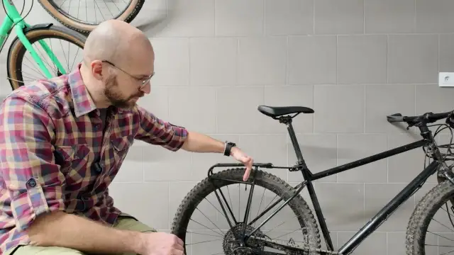 Jak zamontować bagażnik tylny do roweru bez problemów i stresu