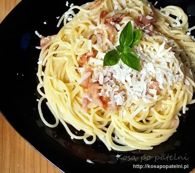 Carbonara w 15 minut: Prosty przepis bez śmietany i jajecznicy