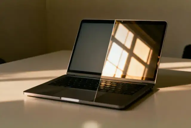 Laptop z połową ekranu zaciemnioną, a drugą odbijającą światło okna. Czas na upgrade laptopa!