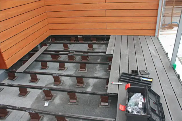 Co ile cm legary pod deski tarasowe, aby uniknąć problemów z konstrukcją