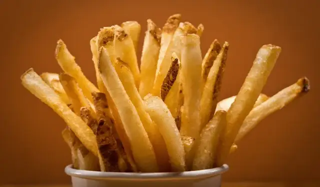 Skąd pochodzą frytki? Zaskakująca historia i spór Belgów z Francuzami