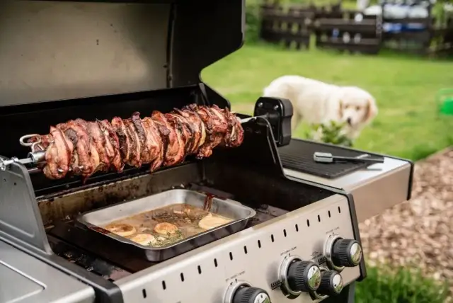 Grill z rożnem obrotowym - poznaj jego zalety i funkcje, które zaskakują