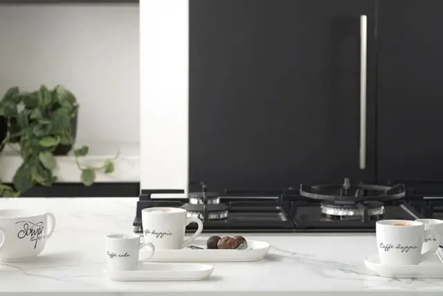 Jak podawać kawę gościom? Savoir-vivre i triki eksperta!