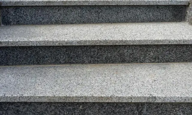 Jaki kamień na schody zewnętrzne? Sprawdź najlepsze opcje i porady