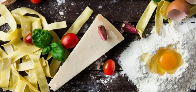 Jakie sery zamiast parmezanu? Odkryj pyszne alternatywy dla siebie