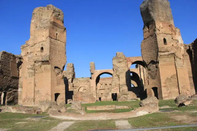 Ruiny starożytnych term w Rzymie. Takie miejsca służyły Rzymianom do kąpieli, spotkań i relaksu.