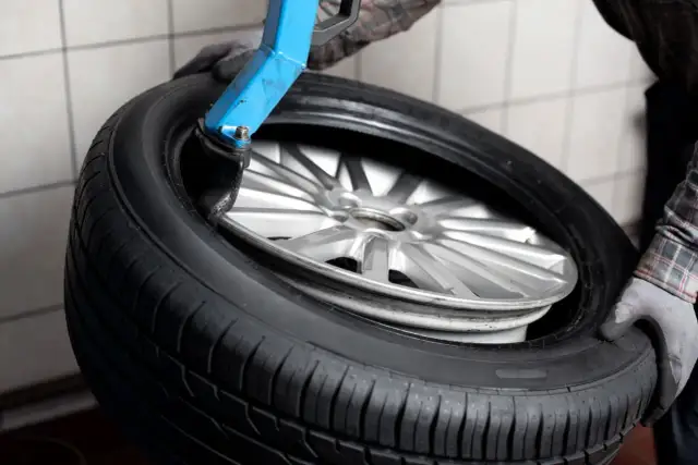 Montaż opony na feldze bez maszyny? Zrób to sam bezpiecznie!
