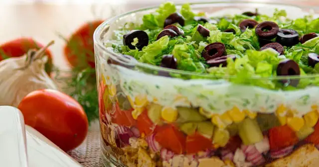 Co do sałatki gyros? Odkryj najlepsze składniki i przepisy