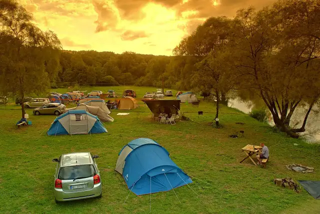 Najlepsze pola namiotowe nad jeziorami w Małopolsce: Gdzie biwakować?