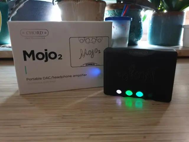 Zestaw Chord Mojo 2: pudełko i czarny wzmacniacz z podświetlanymi przyciskami.