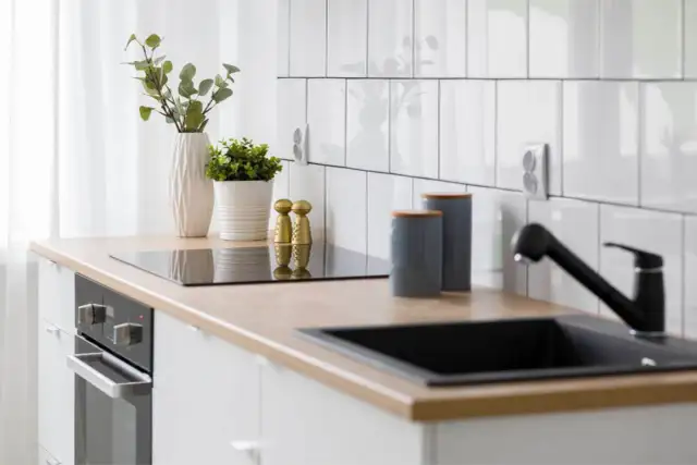 Biała kuchnia, drewniany blat: jaki backsplash? Inspiracje i porady