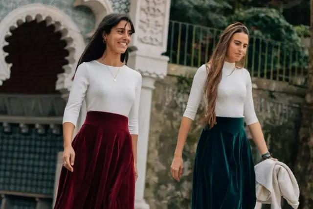 Spódnica welurowa na co dzień: jak nosić modnie i wygodnie?