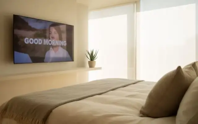 Na jakiej wysokości TV w sypialni? Koniec z bólem karku!