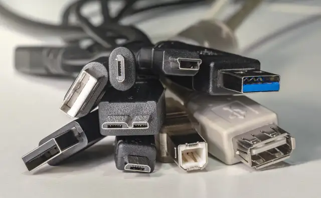 Plątanina kabli USB, w tym złącza USB-A, Micro USB i Mini USB, gotowe do szybkiego transferu danych z prędkością USB 2.0.