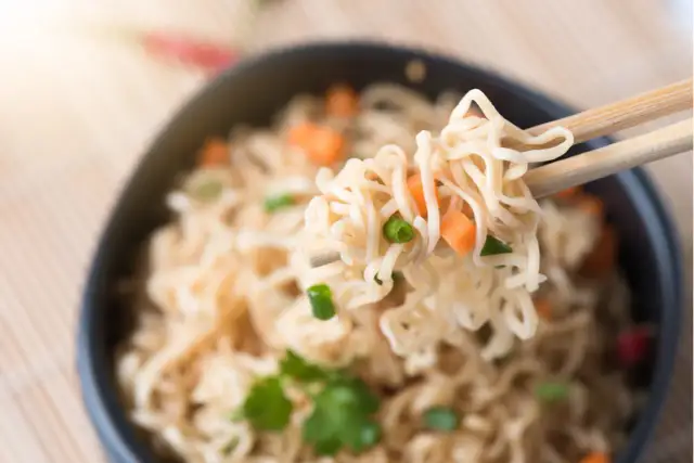 Czy zupki chińskie są wegańskie? Odkryj, które są bezmięsne!