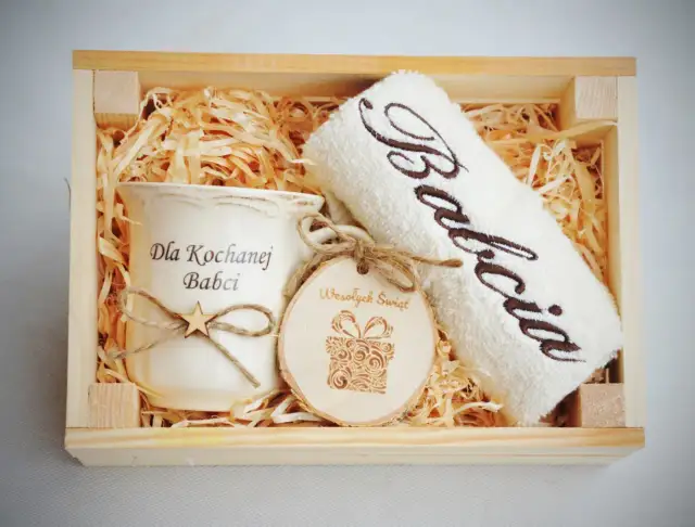 Najlepsze pomysły na prezent dla babci pod choinkę, które ją uradują