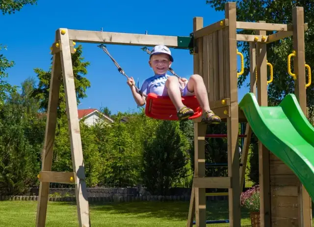 Plac zabaw w ogrodzie DIY: Zbuduj bezpiecznie i oszczędnie!