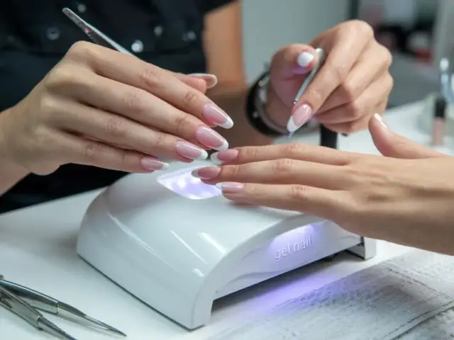 Manicure żelowy w domu: Niezbędnik dla początkujących (lista)