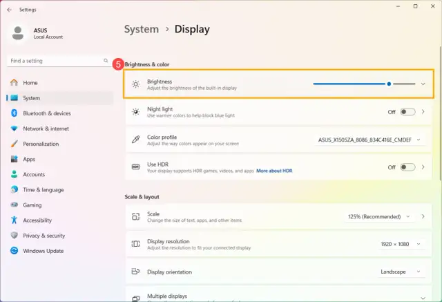 Ustawienia systemu Windows 11: jak zmienić jasność ekranu. Suwak pozwala dostosować jasność wbudowanego wyświetlacza.