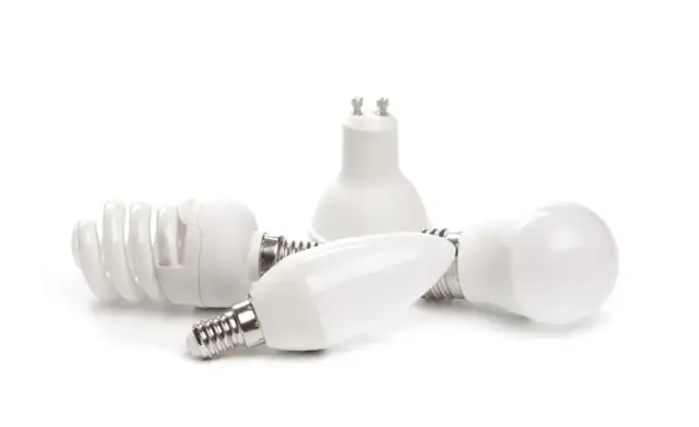 Oświetlenie nad TV - dobry pomysł? Halogeny vs LED, poradnik