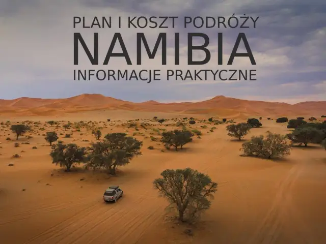 Pustynny krajobraz Namibii z wydmami i akacjami. Samochód terenowy przemierza piaszczyste drogi, odkrywając fascynujące **Namibia atrakcje**.