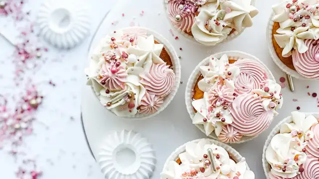 Jak ozdobić babeczki bez kremu - proste i efektowne sposoby dekoracji
