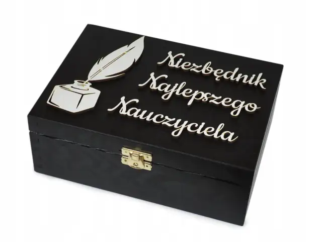 Czarna szkatułka z piórem i kałamarzem, ozdobiona napisem "Niezbędnik Najlepszego Nauczyciela". Idealna dedykacja dla nauczyciela.