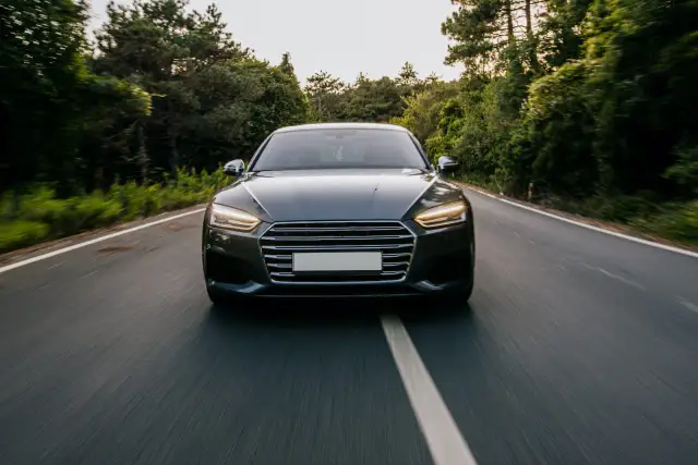 Kto może jeździć samochodem sprowadzonym na mienie? Sprawdź zasady.