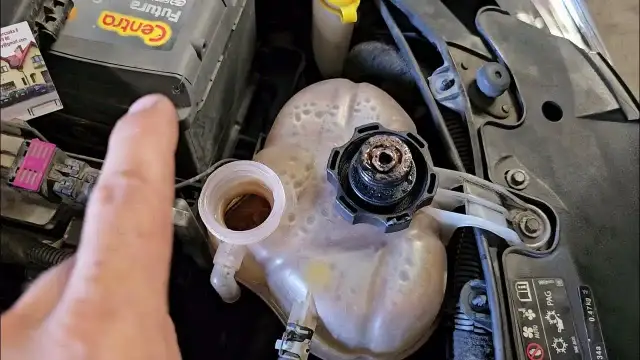 Jak wyczyścić chłodnicę w środku? Uratuj silnik przed awarią!