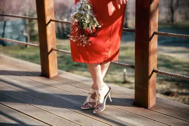 Czerwona sukienka na wesele: Kiedy tak, a kiedy nie? Etykieta