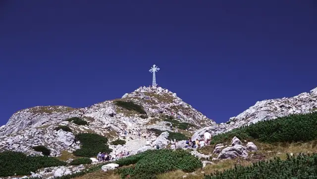 Ile metrów ma krzyż na Giewoncie? Zaskakujące fakty o jego wysokości