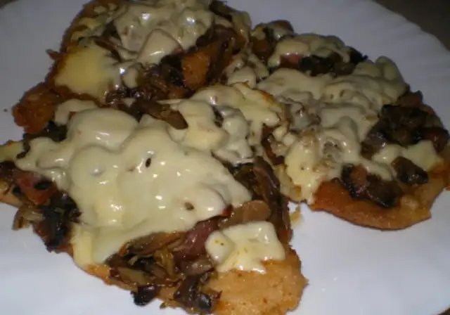 Schab w plastrach z pieczarkami i serem - Jak zachować soczystość?