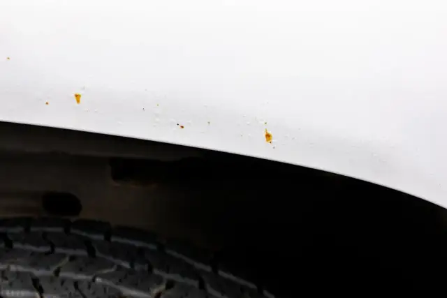 Jaką farbę na rdze w samochodzie wybrać, aby uniknąć kosztownych napraw?