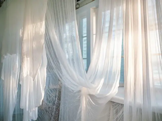 Jak prać firanki? Temperatura, programy i domowe sposoby na biel