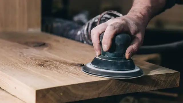 Jak szlifować drewno wiertarką - skuteczne techniki i porady