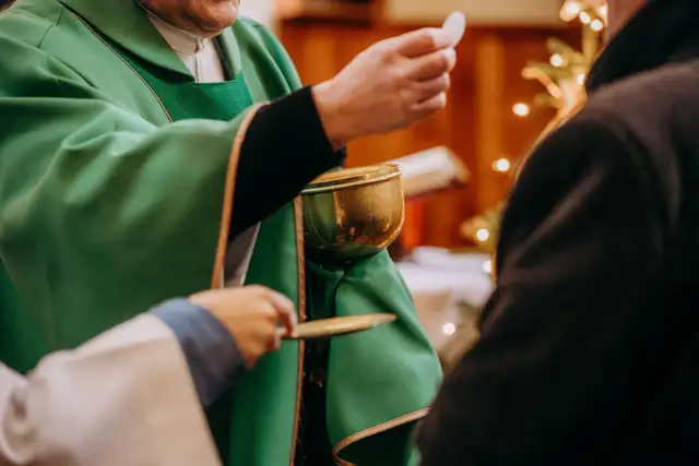 Jak długo można przyjmować komunię bez spowiedzi i uniknąć grzechu?