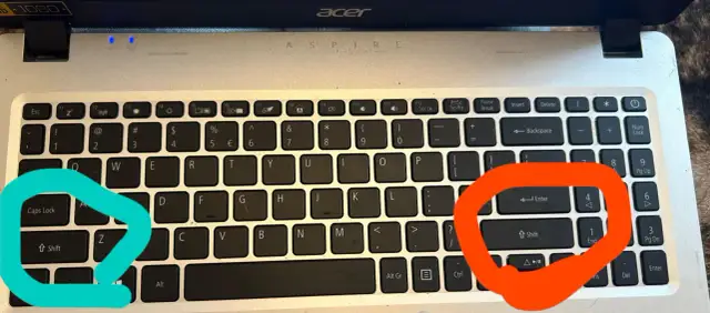 Klawisz Shift na klawiaturze laptopa Acer Aspire, zaznaczony na pomarańczowo, znajduje się pod klawiszem Enter.