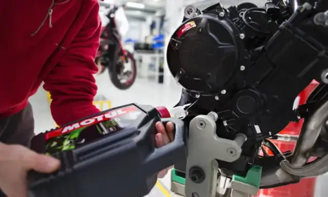 Jakie oleju użyć w Honda Shadow 125 i ile go wlać?