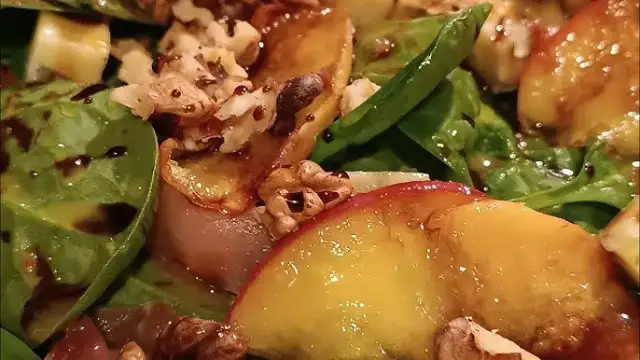 Sałatka z karmelizowaną gruszką – elegancki dodatek do każdego posiłku